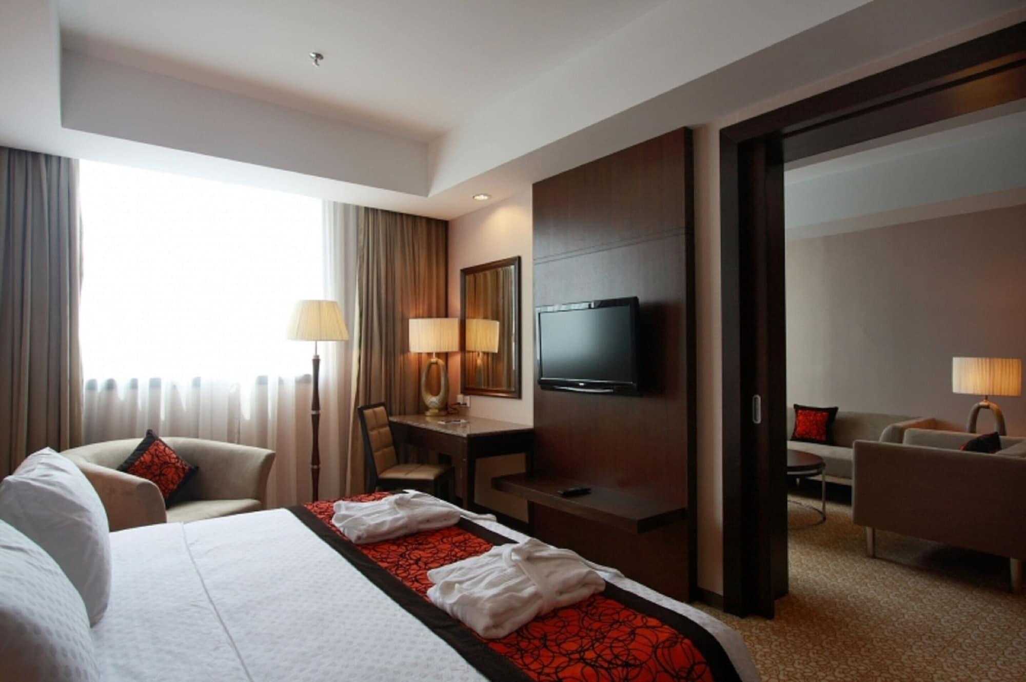 Grand Paragon Hotel 4*