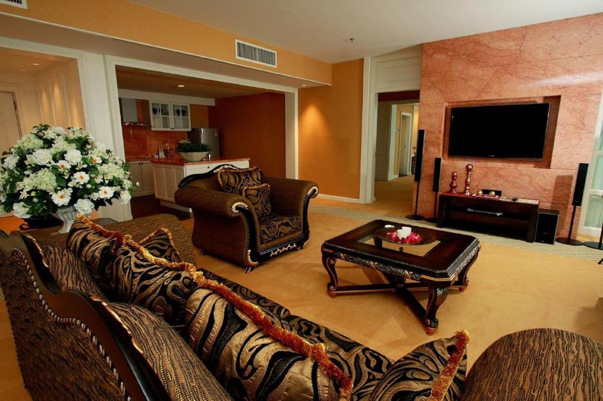 Grand Paragon Hotel 4*
