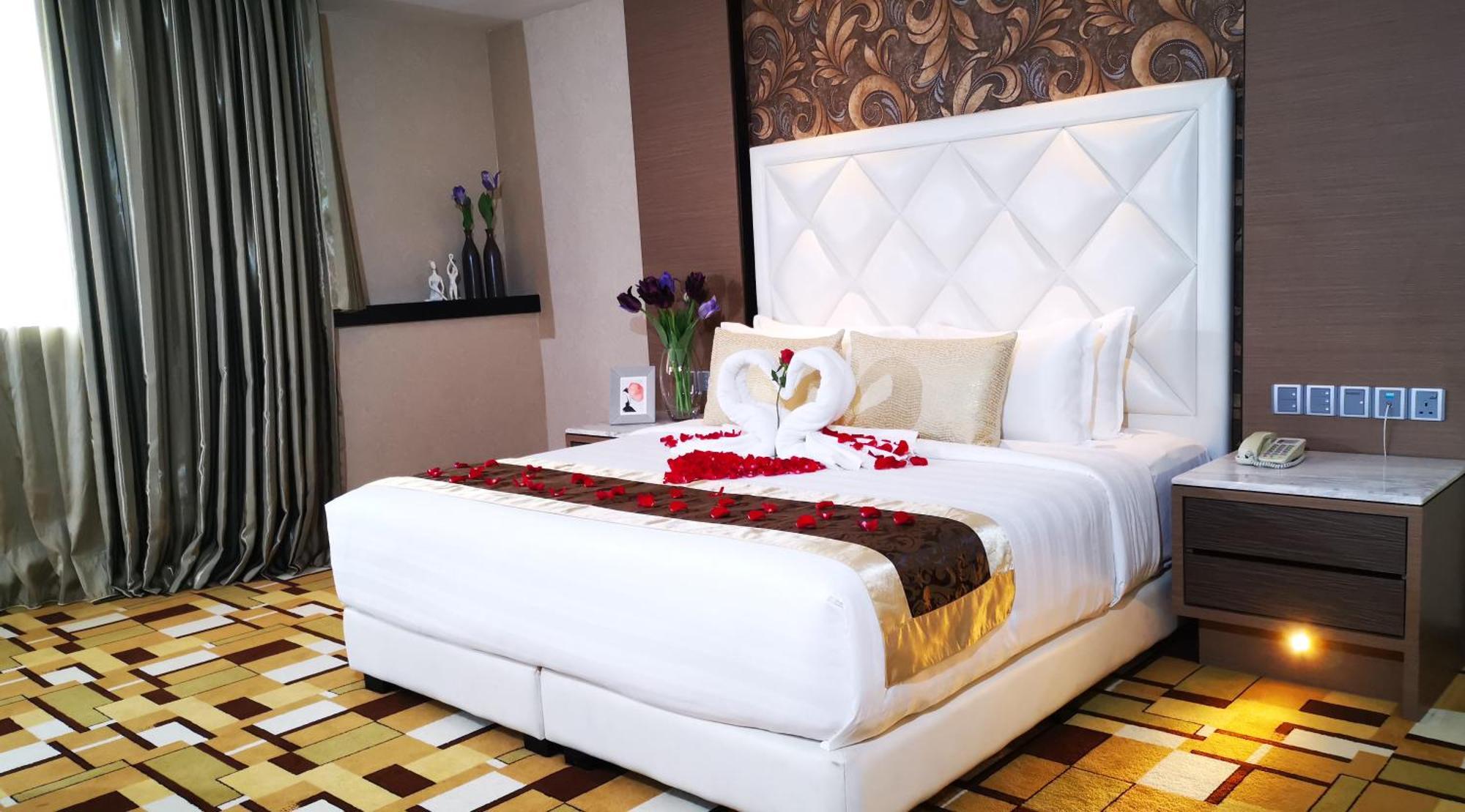 Grand Paragon Hotel 4*