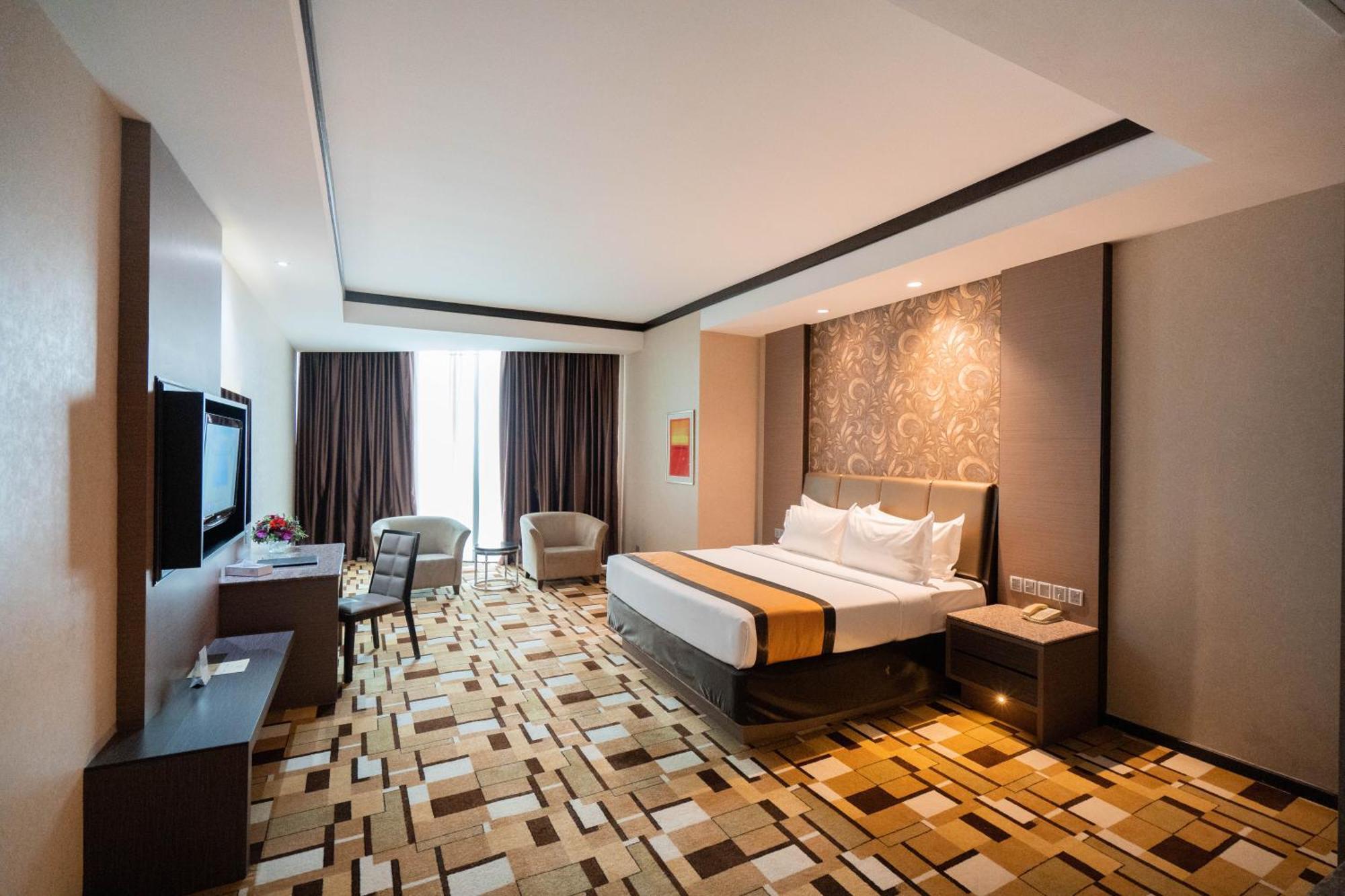 Grand Paragon Hotel