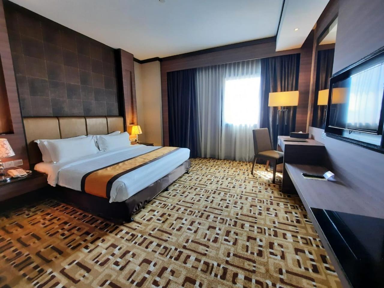 Grand Paragon