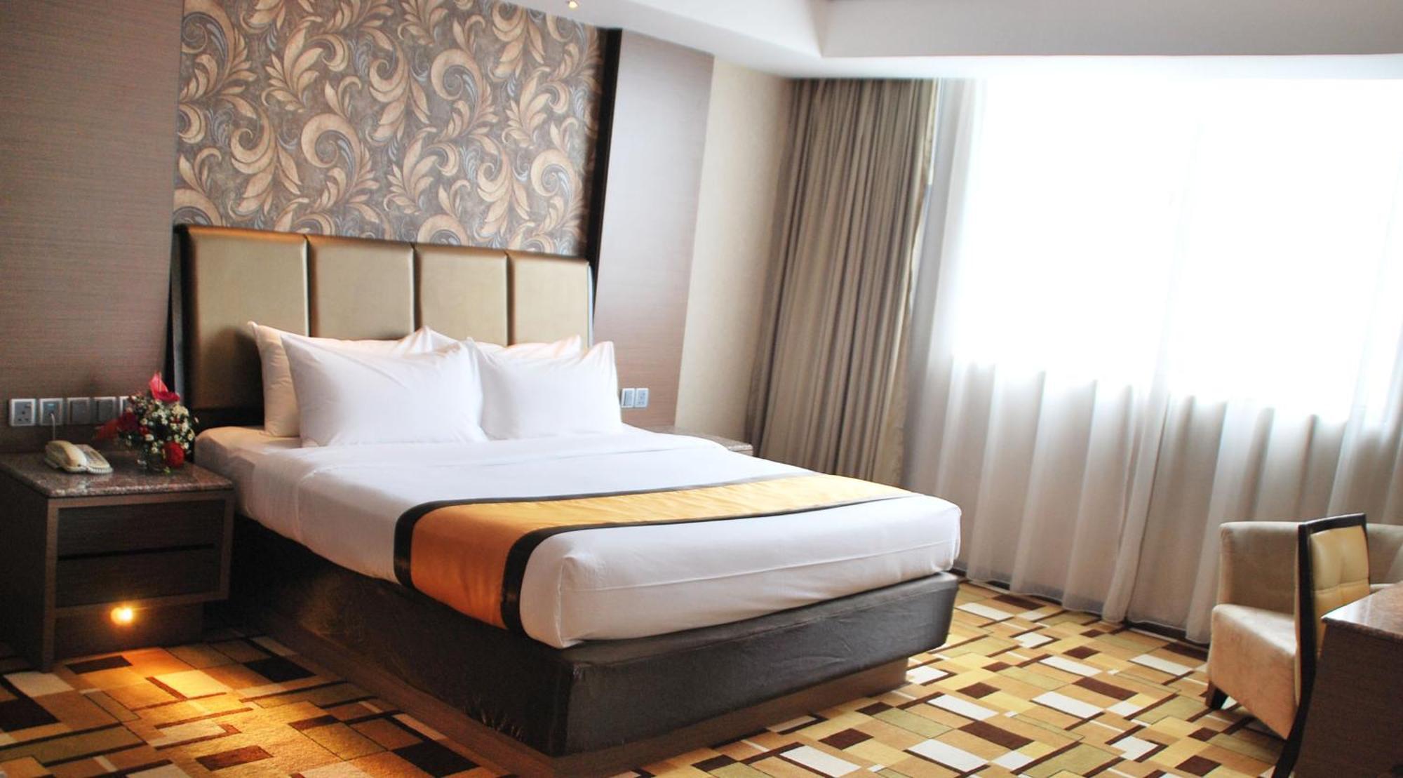 Grand Paragon Hotel 4*